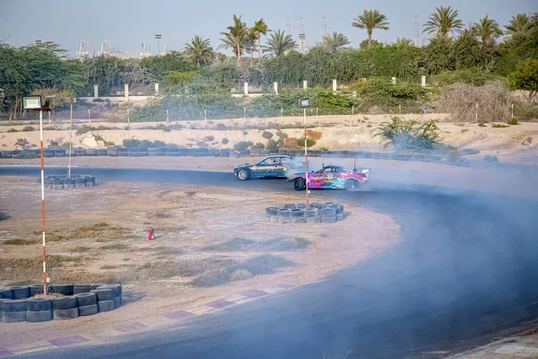 Carros Asfalto Tack Arrastar Corrida Com Fumaça Deserto Durante Dia — Fotografia de Stock