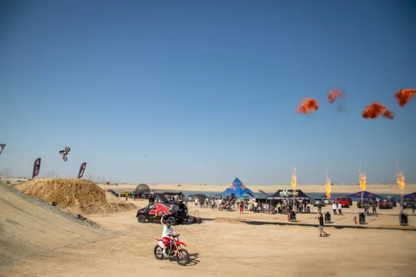 美国迪拜 2021年1月31日 骑摩托车的人和骑摩托车的人带着沙丘和火焰在沙漠中跳跃 — 图库照片