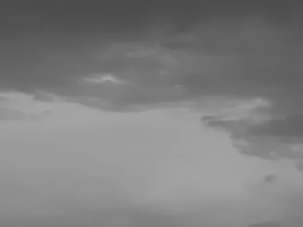 滑らかな雲の形 灰色の白い空と太陽の光 モノクロの黒と白でフルフレームの雲の背景 — ストック写真