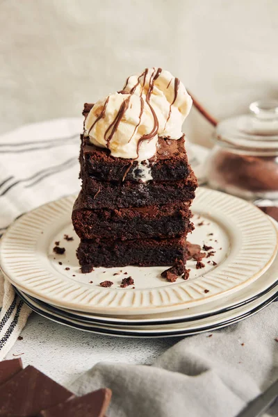 Una Toma Vertical Delicioso Brownie Con Helado Plato Blanco — Foto de Stock