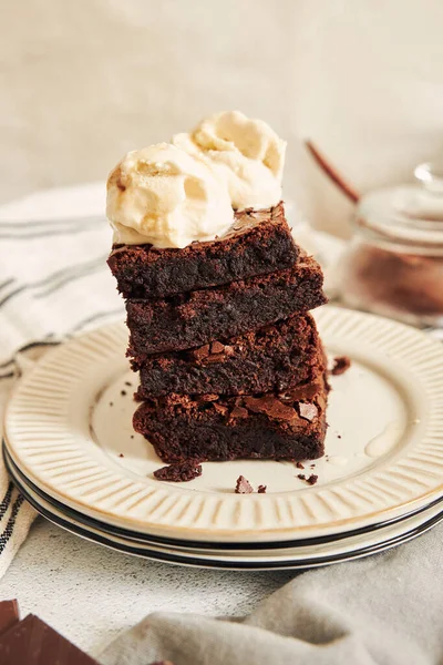 Una Toma Vertical Deliciosos Brownies Con Helado Parte Superior — Foto de Stock