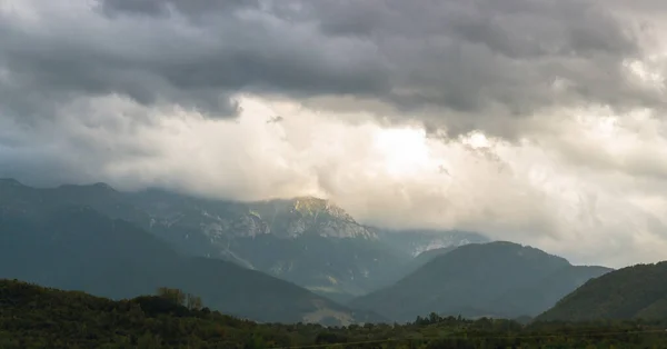 Ein Schöner Blick Auf Hohe Felsige Berge Mit Viel Grün — Stockfoto