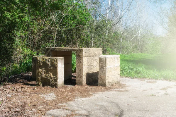 Ağaçlı Yeşillikli Bir Parkta Sandalyeli Taş Bir Masa — Stok fotoğraf