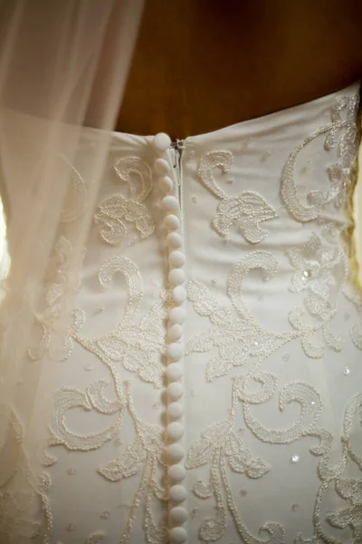 Függőleges Közelkép Egy Fehér Esküvői Ruháról Ruhakombokkal Bonyolult Hímzésekkel — Stock Fotó
