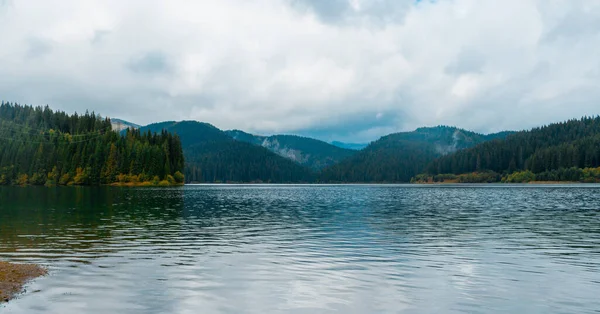 Uno Splendido Scenario Lago Circondato Montagne Rocciose Sotto Cielo Nuvoloso — Foto Stock