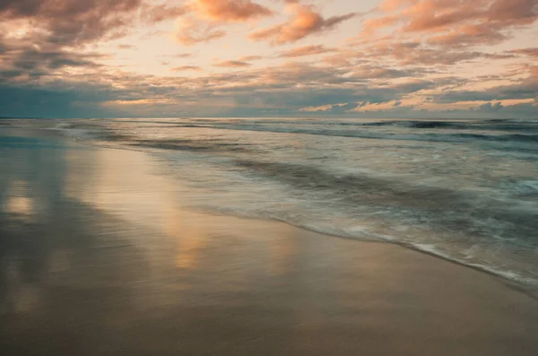 Eine Friedliche Landschaft Aus Sandstrand Mit Schäumend Weichen Wellen Morgengrauen — Stockfoto