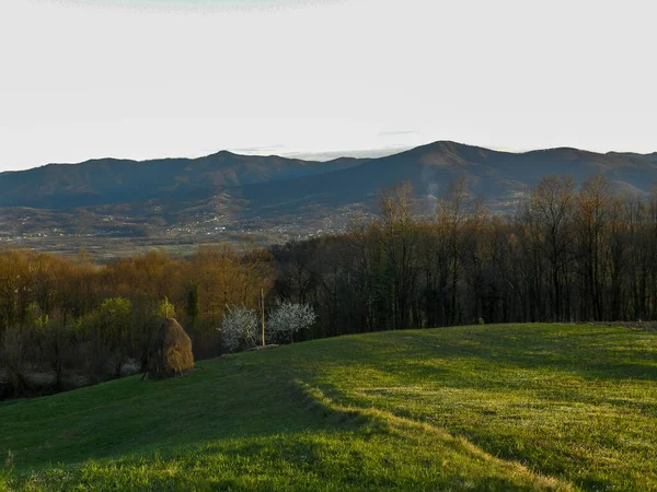 Een Griezelig Landschap Van Majestueuze Berghorizon Zonnestralen Bosnië Herzegovina — Stockfoto