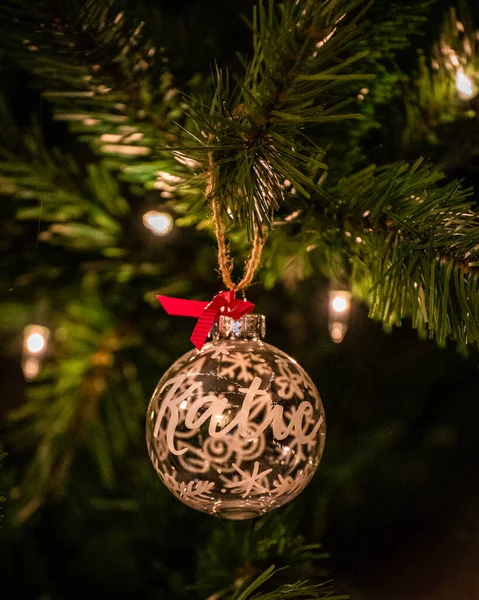 Een Verticaal Shot Van Een Kerstboom Decoratie Bal Met Een — Stockfoto