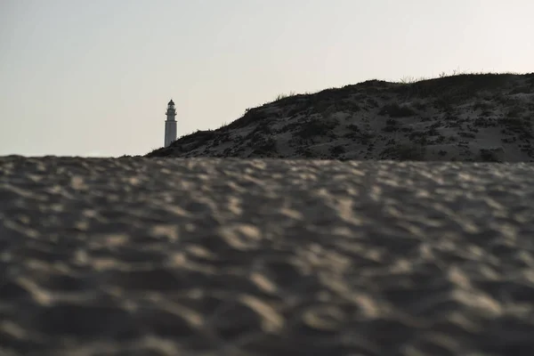 Piękne Ujęcie Latarni Morskiej Plaży Pod Czystym Niebem — Zdjęcie stockowe