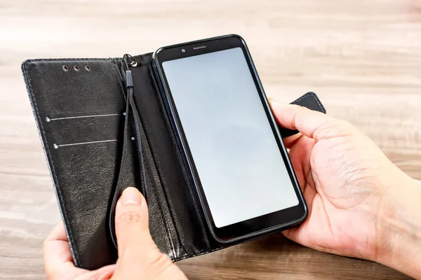 Eine Ansicht Von Oben Wie Hände Ein Handy Einer Ledertasche — Stockfoto