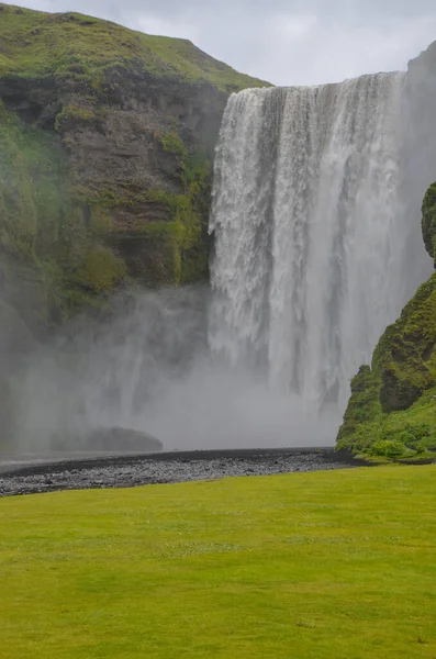 Eine Vertikale Aufnahme Eines Wasserfalls Mit Grünem Gras Auf Den — Stockfoto