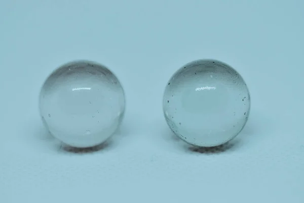 Een Close Shot Van Twee Glazen Ballen Geïsoleerd Witte Achtergrond — Stockfoto