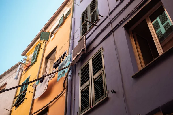 Spezia イタリア 2020年7月4日 乾燥布を絞首刑にした2つの非常にカラフルな建物 海岸の周りのイタリアの家の典型的な景色 — ストック写真