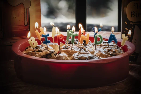 Születésnapi Torta Fahéjas Tekercs Zimtrolle Egy Tányéron — Stock Fotó