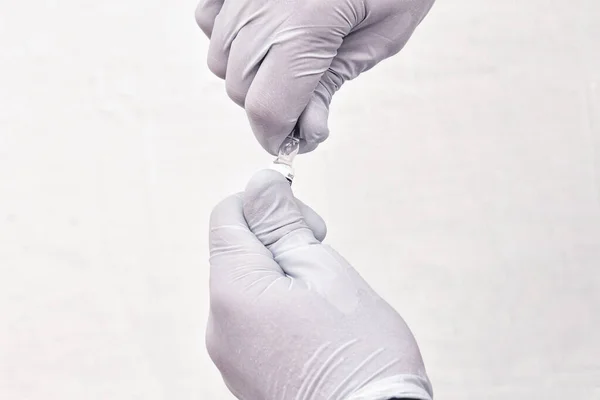 Primer Plano Una Mano Doctor Con Guantes Abriendo Una Ampolla — Foto de Stock