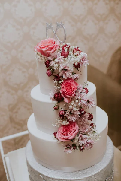 Een Verticaal Shot Van Een Prachtige Bloemen Huwelijkstaart — Stockfoto