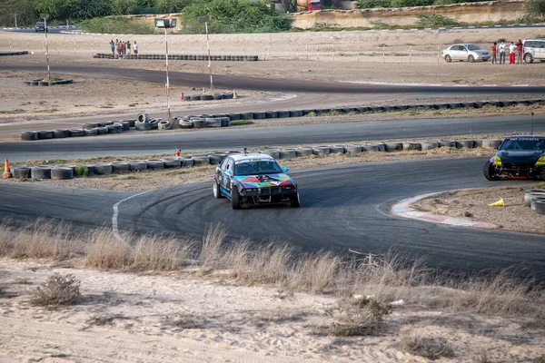 Autók Aszfalton Tack Drag Racing Füsttel Sivatagban Napközben — Stock Fotó