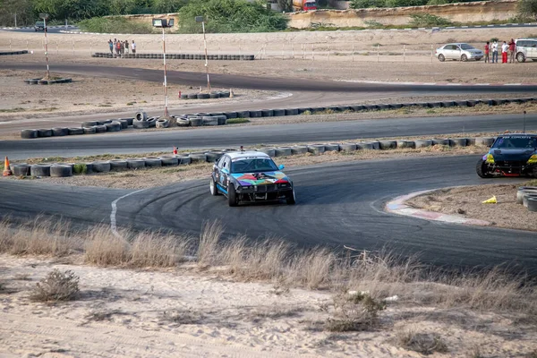 Bilar Asfalt Tack Drag Racing Med Rök Öknen Dagtid — Stockfoto