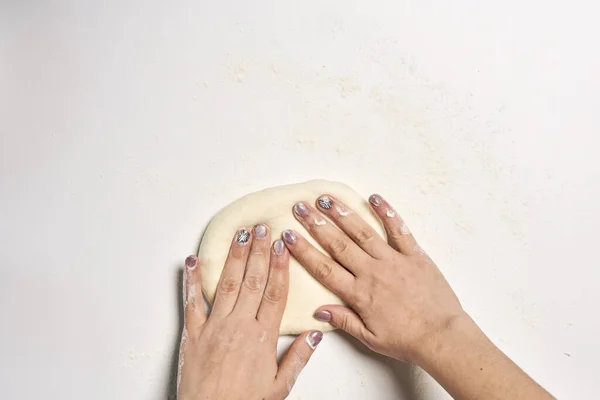 Une Personne Faisant Pâte Sur Fond Blanc — Photo