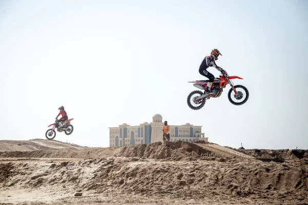Dubai Emirados Arab Unidos Janeiro 2021 Pilotos Motocross Corridas Areia — Fotografia de Stock