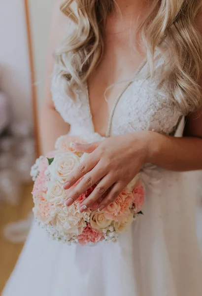 Eine Vertikale Aufnahme Einer Blonden Braut Brautkleid Mit Einem Wunderschönen — Stockfoto