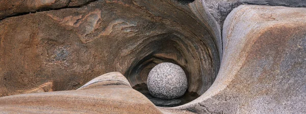 Een Beschermde Stenen Bal Natuurlijke Gletsjermolen Met Prachtige Texturen Oude — Stockfoto
