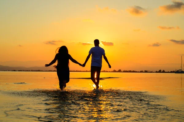 Een Achteraanzicht Van Een Romantisch Koppel Dat Hand Hand Het — Stockfoto