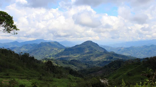 Paisaje Fascinante Majestuosas Montañas Verdes Bajo Las Pesadas Nubes — Foto de Stock