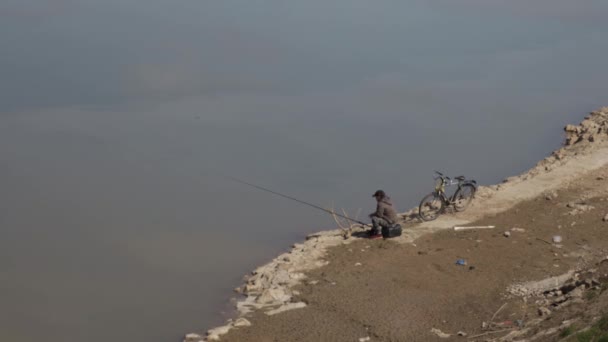 川の沿岸での漁師釣り — ストック動画