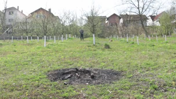 Een Bosnische Blanke Man Buurt Van Bomen Met Witte Verf — Stockvideo