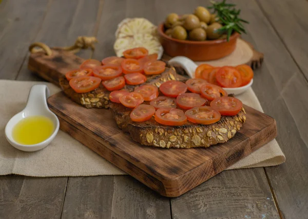烤面包 樱桃西红柿和橄榄油 迷迭香 — 图库照片
