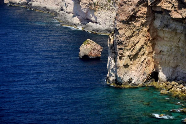 マルタ南部の険しい崖のふもとにある小さな岩の島またはミニ島 崖の後退と浸食の証拠 マルタ — ストック写真