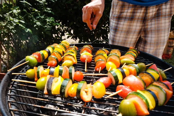 Eine Nahaufnahme Eines Mannes Der Frisches Schmackhaftes Gemüse Auf Spießen — Stockfoto