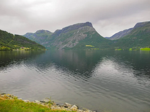 Eine Friedliche Szene Eines Sees Umgeben Von Hügeln Und Wiesen — Stockfoto