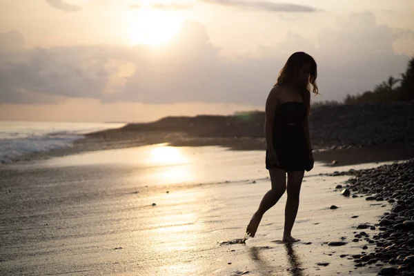 Padang Bay Indonesien Dez 2020 Spaziergang Bei Sonnenuntergang Schwarzen Sandstrand — Stockfoto