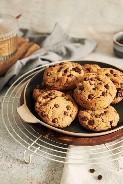 Plate Deliciously Baked Cookies Chocolate Chips Baking Grid — Stock Photo, Image