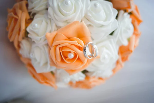 Tiro Close Dois Anéis Casamento Colocar Buquê Flores — Fotografia de Stock