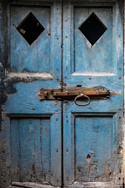 Tiro Vertical Uma Porta Madeira Azul Intempérie Laglio Lombardia Itália — Fotografia de Stock