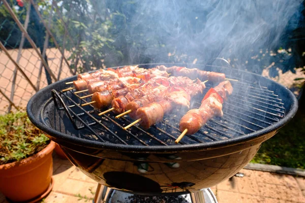 Een Close Van Het Heerlijke Vlees Spiesen Wordt Gegrild Houtskoolgrill — Stockfoto