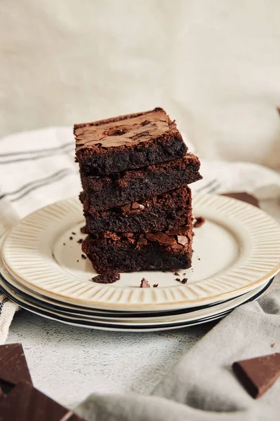 Μια Κάθετη Λήψη Υπέροχα Προετοιμασμένων Brownies Ένα Τραπέζι — Φωτογραφία Αρχείου