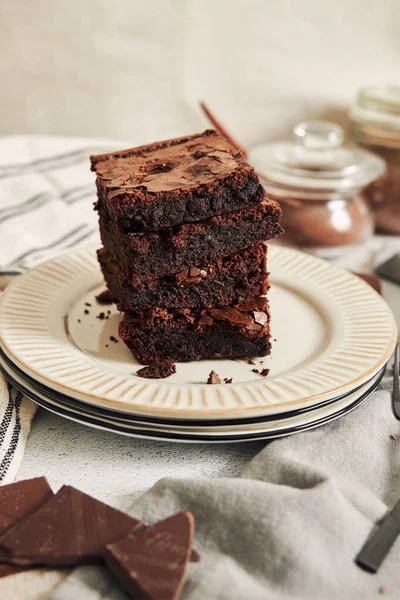 Una Toma Vertical Brownies Deliciosamente Preparados Sobre Una Mesa — Foto de Stock