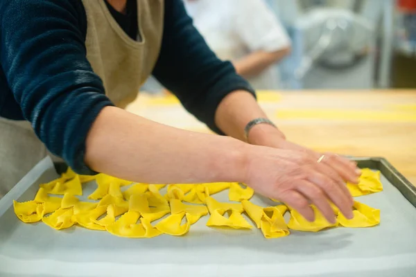 Plan Rapproché Une Femme Arrangeant Des Bonbons Jaunes Dans Plateau — Photo