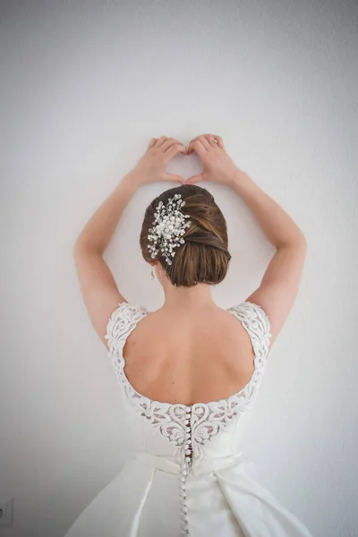 Eine Vertikale Aufnahme Einer Braut Einem Schönen Weißen Hochzeitskleid — Stockfoto