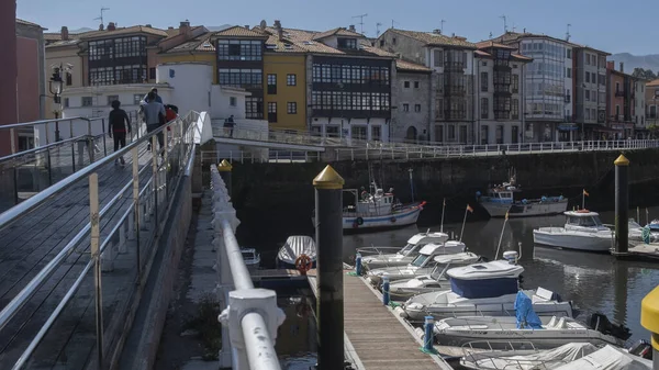 Llanes Spanje Mrt 2021 Wandelen Langs Pier Van Llanes — Stockfoto