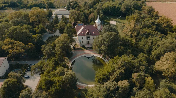 Uma Vista Aérea Uma Majestosa Casa Rural Com Uma Lagoa — Fotografia de Stock