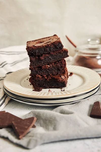 Una Toma Vertical Brownies Deliciosamente Preparados Sobre Una Mesa — Foto de Stock