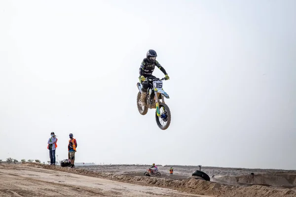 Duba Egyesült Területek 2021 Március Motorbiciklizés Homokos Pályán Napközben Ugrás — Stock Fotó