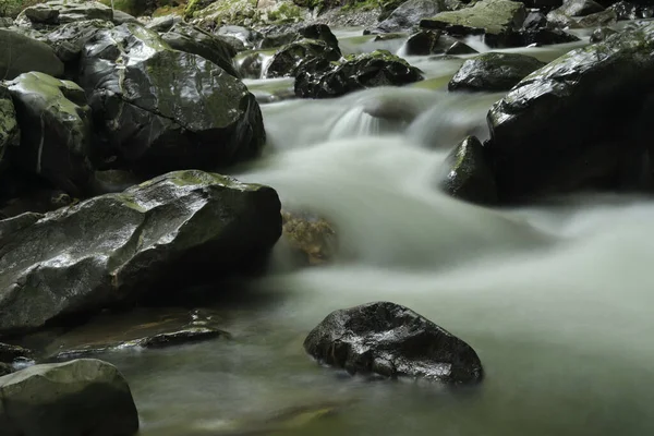 Uma Vista Perto Rio Que Flui Rapidamente Através Rochas Montanha — Fotografia de Stock