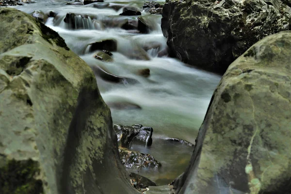 一条流过山岩的湍急的河流的特写 — 图库照片