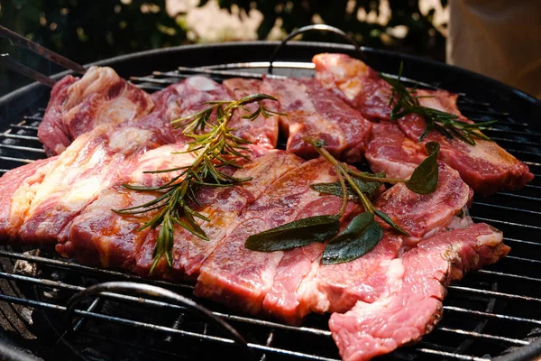 Een Close Van Rauwe Steaks Met Rozemarijn Houtskoolgrill Klaar Gegrild — Stockfoto